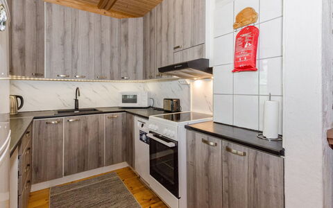 Hatun Huilaus: Træ, Større Bandage, Køkken, Køkken Apparat, Countertop, Loft, Cabinetry, Værelse, Husholdningsapparat, Hårdttræ