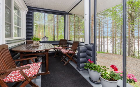 Hatun Huilaus: Møbel, Indretning, Stol, Glas, Udendørs Møbler, Blomsterkrukke, Skygge, Stueplante, Hårdttræ, Stue