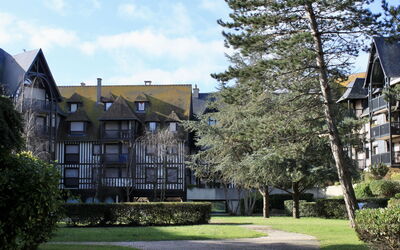 Deauville-Trouville 137: Plante, Himmel, Bygning, Sky, Ejendom, Vindue, Træ, Botanik, Land Lot, Græs