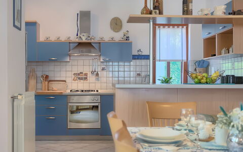 Corina: Blå, Værelse, Ejendom, Turquoise, Hus, Indretning, Møbel, Køkken, Bygning, Hjem