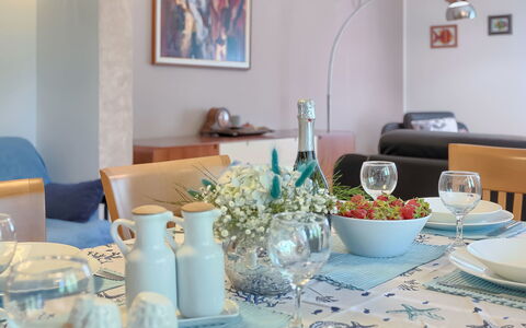 Corina: Blå, Værelse, Turquoise, Spisestue, Indretning, Bord, Ejendom, Møbel, Stue, Hjem