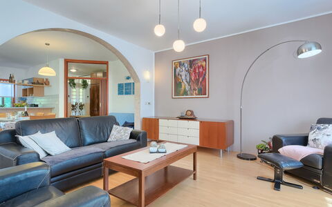Corina: Møbel, Bord, Couch, Ejendom, Azure, Komfort, Studio Couch, Belysning, Indretning, Arkitektur