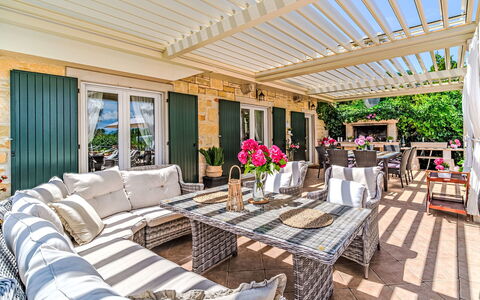 Villa Mutnik: Møbel, Træ, Udendørs Møbler, Bord, Stol, Dæk, Skygge, Udendørs Bord, Veranda, Blomsterkrukke