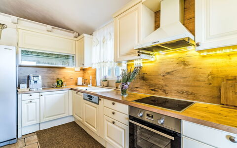 Villa Mutnik: Køkken, Træ, Større Bandage, Køkken Apparat, Countertop, Cabinetry, Hjem, Gulvbelægning, Indretning, Husholdningsapparat
