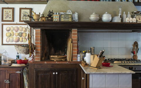 Le Querce: Brun, Cabinetry, Møbel, Countertop, Hylde, Træ, Køkken, Bygning, Belysning, Reoler