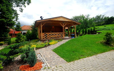 Liptovský Trnovec 20: Plante, Sky, Himmel, Ejendom, Bygning, Træ, Naturlige Landskab, Land Lot, Skygge, Arkitektur