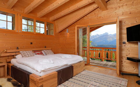 Chalet Maurice: Værelse, Soveværelse, Møbel, Seng, Ejendom, Bygning, Bed Frame, Bejdse, Bjælke, Hårdttræ