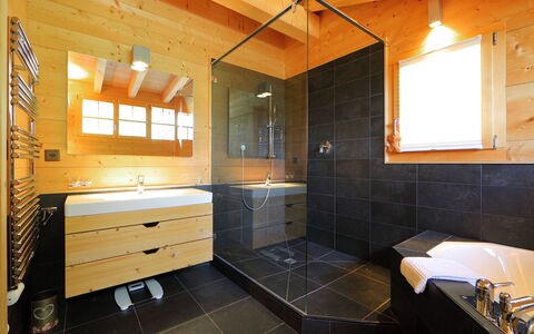Chalet Maurice: Værelse, Badeværelse, Ejendom, Indretning, Bygning, Møbel, Countertop, Flise, Etage, Håndvask