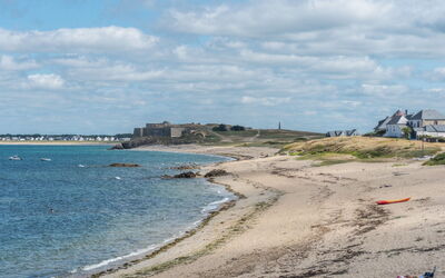 Quiberon 662: Vand, Plante, Bygning, Daytime, Ejendom, Himmel, Svømmepøl, Azure, Træ, Krop Af Vand
