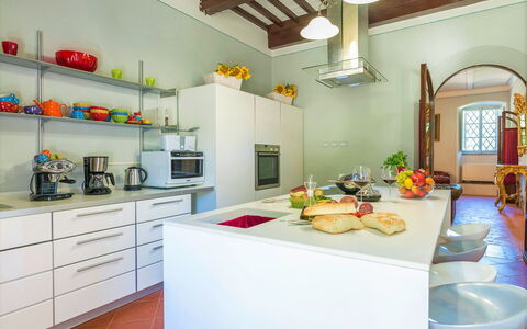 Villa Ivana - Cortona: Countertop, Værelse, Ejendom, Køkken, Indretning, Loft, Møbel, Gul, Bygning, Grøn