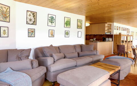 Mürren 300: Billedramme, Ejendom, Møbel, Couch, Komfort, Bord, Indretning, Stue, Pude, Arkitektur