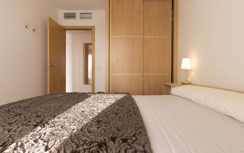 Cambrils 403: Soveværelse, Seng, Værelse, Møbel, Ejendom, Sengetøj, Bed Frame, Sengetøj, Indretning, Væg
