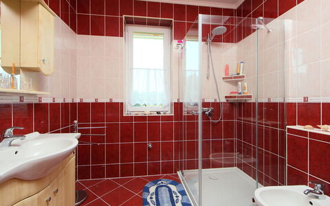 Paola: Tap, Sanitærarmatur, Badeværelsesvask, Håndvask, Purple, Badeværelse, Spejl, Belysning, Cabinetry, Indretning