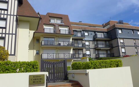 Cabourg Beach: Plante, Himmel, Bygning, Sky, Vindue, Land Lot, Ejerlejlighed, Urban Design, Væg, Materielle Værdier