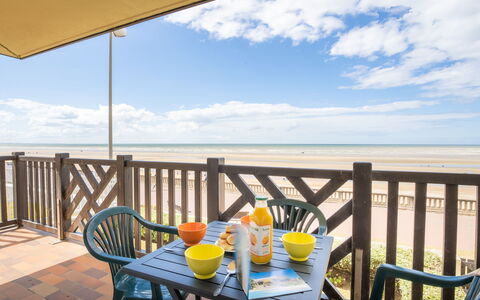 Cabourg Beach: Himmel, Sky, Bord, Møbel, Daytime, Ejendom, Stol, Azure, Natur, Blå