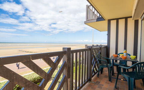 Cabourg Beach: Himmel, Sky, Ejendom, Bord, Møbel, Bygning, Azure, Træ, Vand, Stol