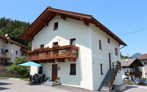 Schloßmühle: Himmel, Bygning, Plante, Vindue, Hus, Træ, Dør, Facade, Tag, Sommerhus