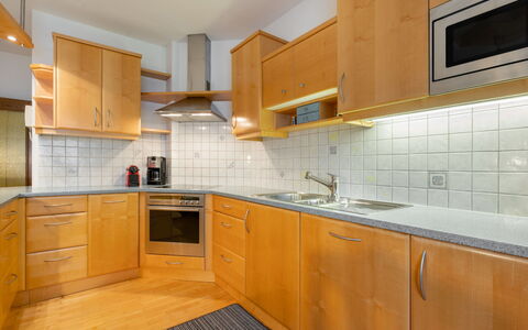 Klopeiner See 50: Countertop, Cabinetry, Møbel, Køkken, Værelse, Ejendom, Indretning, Komfur, Gul, Bygning