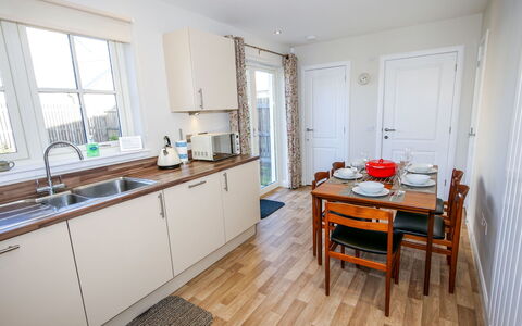 Devonvale Place: Køkkenvask, Håndvask, Cabinetry, Ejendom, Møbel, Tap, Countertop, Sanitærarmatur, Vindue, Bord