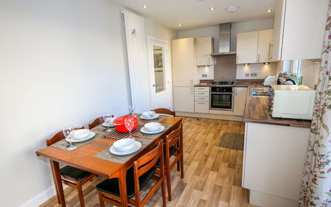 Devonvale Place: Møbel, Ejendom, Cabinetry, Bord, Countertop, Træ, Stol, Indretning, Gulvbelægning, Etage