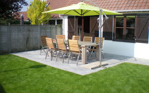 De Haan 220: Ejendom, Græs, Backyard, Gårdhave, Lawn, Gård, Kunstgræs, Hus, Tag, Baldakin