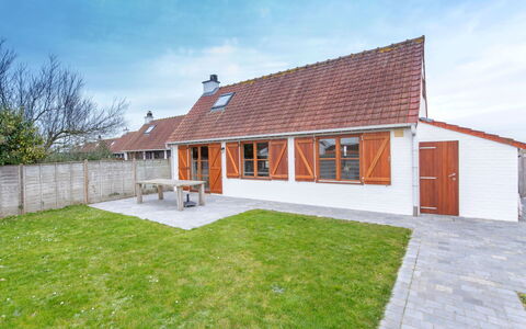 De Haan 220: Sky, Bygning, Himmel, Plante, Vindue, Hus, Træ, Træ, Land Lot, Græs