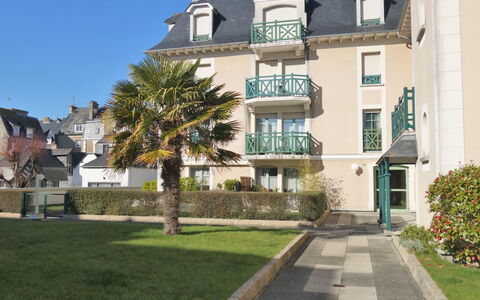 Dinard 188: Plante, Bygning, Himmel, Vindue, Urban Design, Træ, Ejerlejlighed, Arecales, Facade, Boligområde