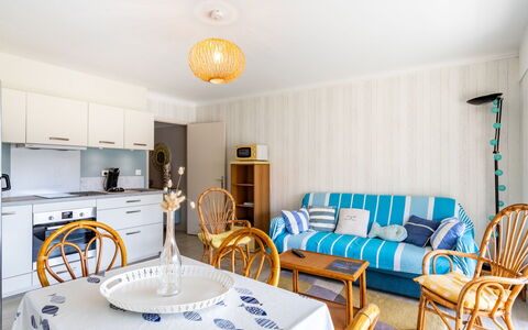 Le Marbello: Bord, Ejendom, Møbel, Stol, Dekoration, Azure, Textile, Indretning, Etage, Gulvbelægning