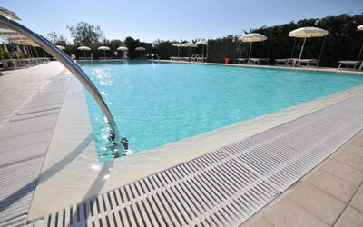 Lido Degli Estensi: Svømmepøl, Ejendom, Udvej, Fritid, Ejendom, Ferie, Bygning, Arkitektur, Fritidscenter, Hotel