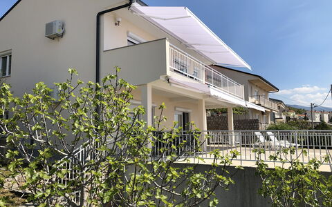 Lovely Villa Gustav – Terrace with sun protection