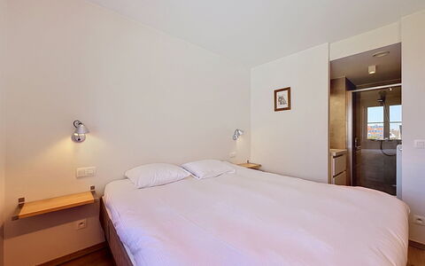 Wanderlust with Garage: Indretning, Seng, Gulvbelægning, Etage, Væg, Soveværelse, Møbel, Træ, Loft, Værelse