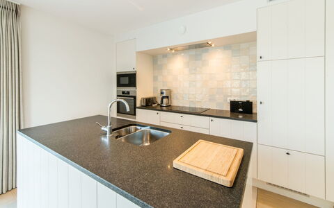 Wanderlust with Garage: Countertop, Værelse, Ejendom, Møbel, Indretning, Køkken, Cabinetry, Ejendom, Bygning, Hus