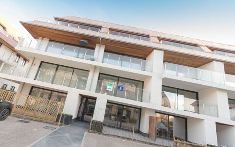 Wanderlust with Garage: Himmel, Bygning, Vindue, Urban Design, Hus, Ejerlejlighed, Facade, Kommerciel Bygning, Hjul, City