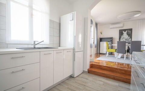 My Day House: Cabinetry, Countertop, Møbel, Træ, Køkken, Gulvbelægning, Vindue, Etage, Skuffe