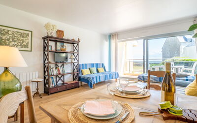 Quiberon 220: Bord, Møbel, Ejendom, Billedramme, Azure, Træ, Indretning, Gul, Vindue, Etage