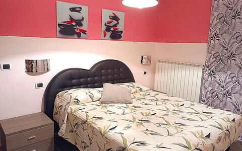 Ai Cuori: Soveværelse, Møbel, Sengetøj, Seng, Indretning, Sengetøj, Textile, Sengetøj, Etage, Gulvbelægning