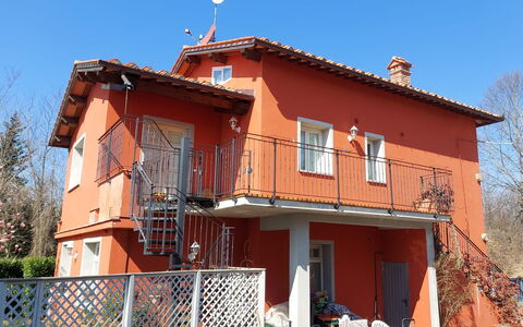 Borgo Di Zacco: Himmel, Vindue, Bygning, Træ, Træ, Hus, Dør, Plante, Kvarter, Boligområde