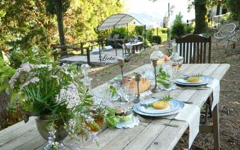 Emilia: Ejendom, Bord, Måltid, Have, Backyard, Gårdhave, Gård, Brunch, Udendørs Bord, Restaurant