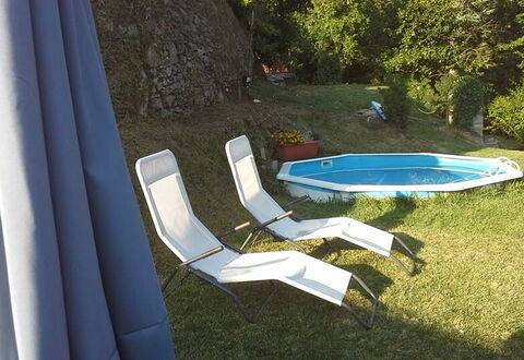 Emilia: Plante, Vand, Udendørs Møbler, Skygge, Svømmepøl, Græs, Fritid, Træ, Rektangel, Landskab