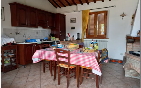 Villetta Di Cortona: Bord, Cabinetry, Træ, Indretning, Bygning, Stol, Etage, Rektangel, Vindue, Gulvbelægning