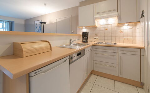 De Vakantieduinen Aan Zee: Cabinetry, Countertop, Køkkenvask, Håndvask, Ejendom, Møbel, Tap, Køkken, Komfur, Køkken Apparat