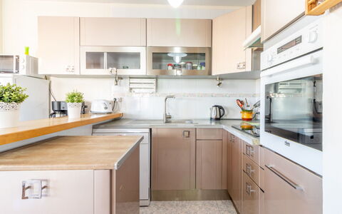 Sol i Canal: Countertop, Cabinetry, Værelse, Køkken, Ejendom, Møbel, Indretning, Gul, Bygning, Hus
