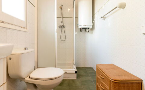 El Dorado Playa - Villa Degas: Ejendom, Sanitærarmatur, Toiletbræt, Badeværelse, Toilet, Purple, Indretning, Etage, Gulvbelægning
