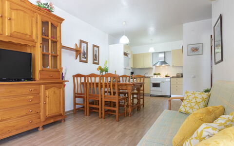 Coquetó: Bord, Møbel, Cabinetry, Ejendom, Træ, Bygning, Stol, Indretning, Gul, Skuffe