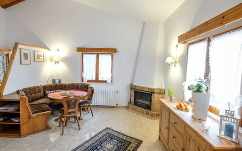 Reny: Ejendom, Værelse, Møbel, Bygning, Indretning, Etage, Loft, Hus, Ejendom, Bord