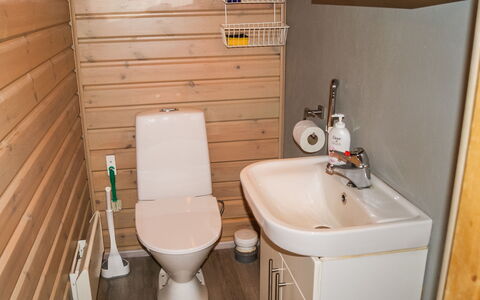 Kesäranta: Toiletbræt, Toilet, Gulvbelægning, Sanitærarmatur, Træ, Etage, Badeværelse, Vvs, Indretning, Håndvask