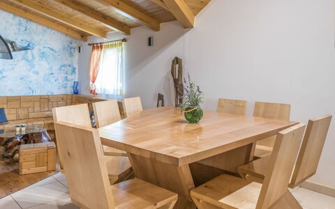 Cetina: Værelse, Ejendom, Møbel, Spisestue, Bord, Indretning, Hus, Bygning, Etage, Ejendom