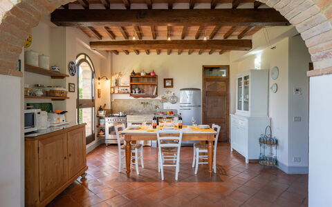 Villa Alba: Ejendom, Bygning, Værelse, Loft, Møbel, Etage, Hus, Bjælke, Indretning, Arch