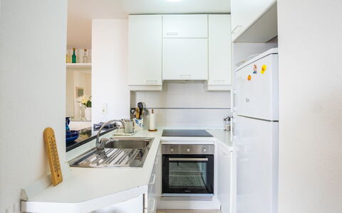 Vista al Mar: Ejendom, Værelse, Hvid, Køkken, Countertop, Møbel, Indretning, Hus, Bygning, Gul