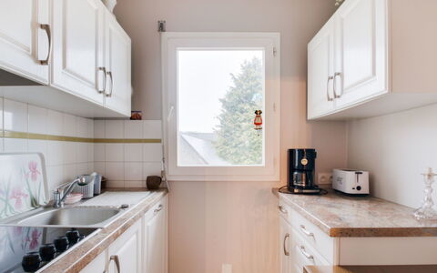 Le Hoche: Cabinetry, Køkkenvask, Countertop, Ejendom, Håndvask, Hvid, Bygning, Køkken, Træ, Belysning